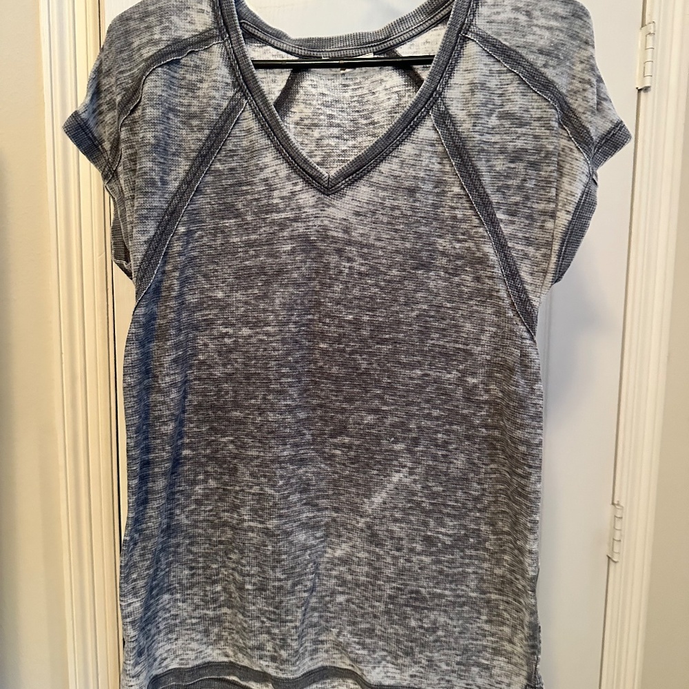 Grey Burnout Waffle-Knit Short Sleeve V-Neck Tee – Size Unknown (Fits S/M)